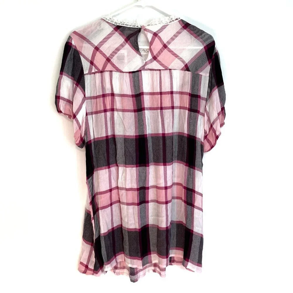 NEW NWT TORRID sz 0 Plus Size Crinkle Gauze Crochet Detail Top Pink Berry Plaid